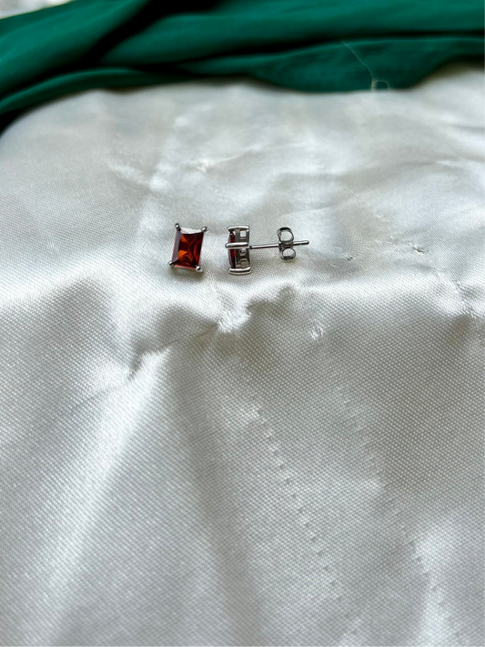 SCARLET BAGUETTE MINI STUDS