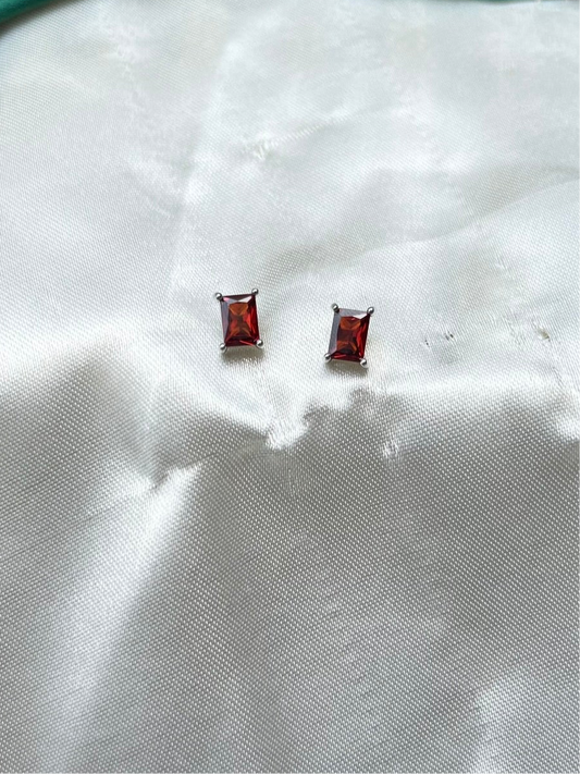 SCARLET BAGUETTE MINI STUDS